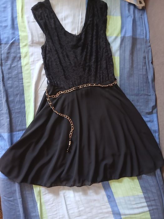Rochie neagră elegantă din dantelă cu lanț auriu – S-M