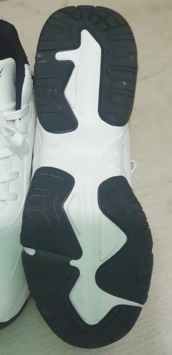 Продам новые кроссовки
