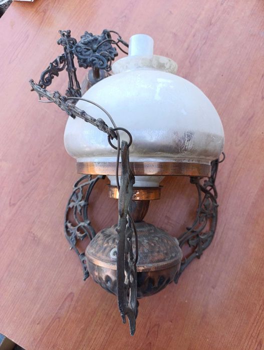 Lampă vintage suspendată din metal și sticlă mată – stil retro