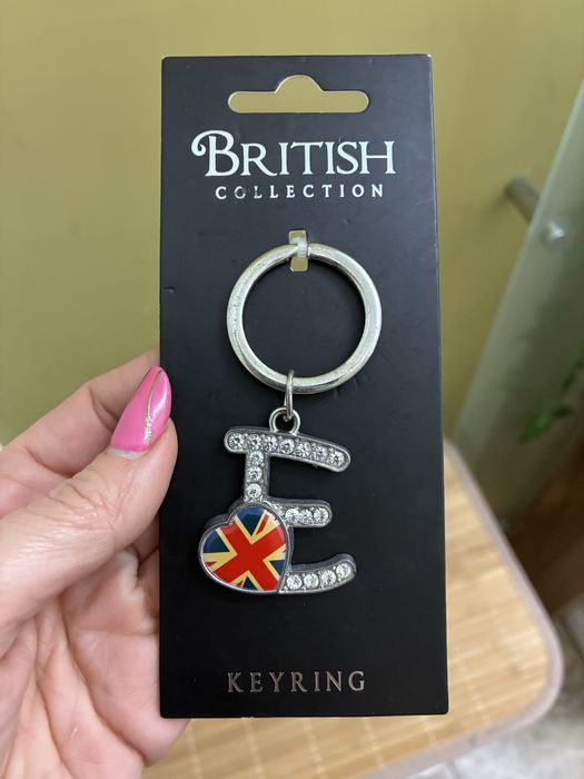Breloc metalic cu strasuri initiala “E”