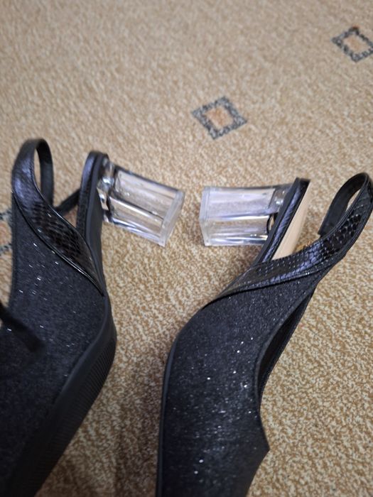 Vând sandale elegante noi