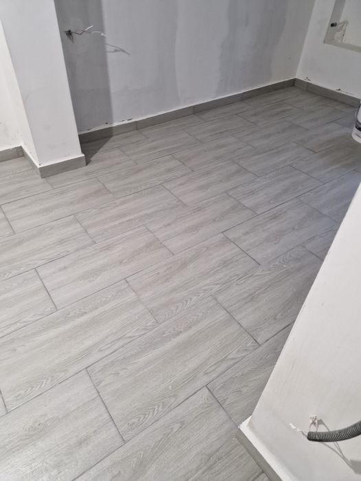 Gresie, glet, tapet, rigips, electrica, sanitare