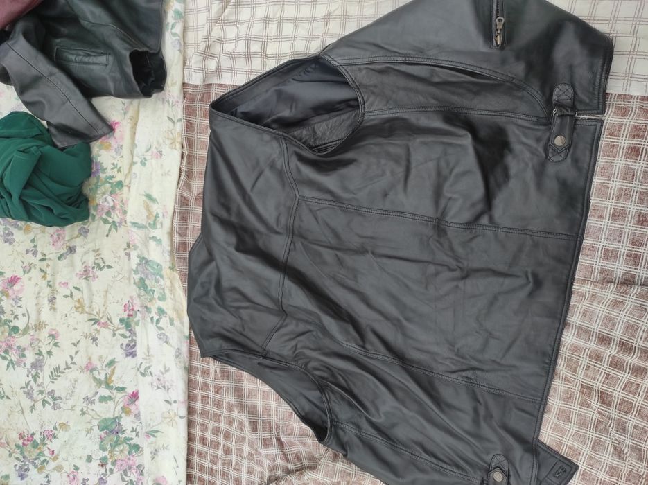 Vand geaca de piele pe negru si grena, 2 haine piele negre,o vesta nea