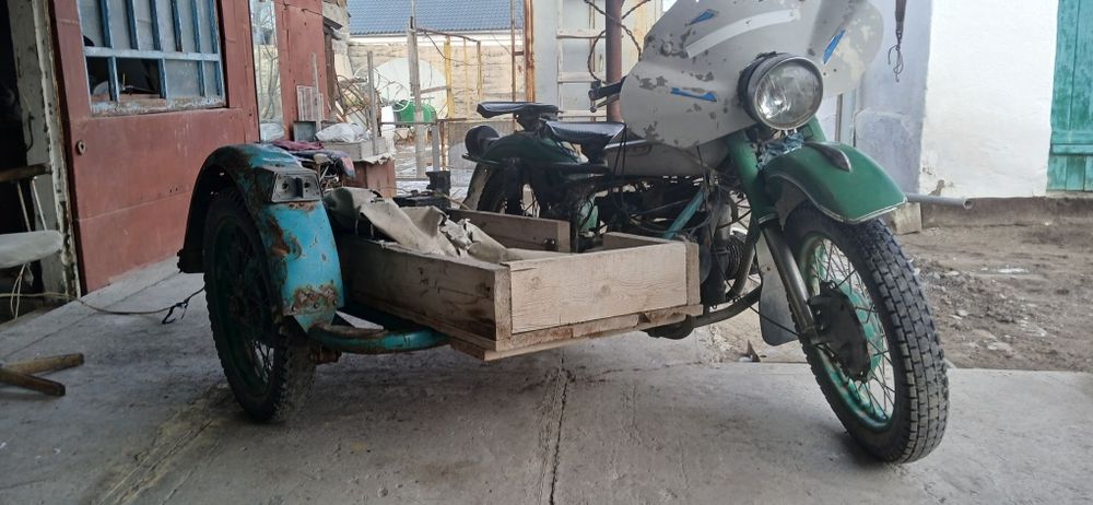 Мотоцикл Урал едет