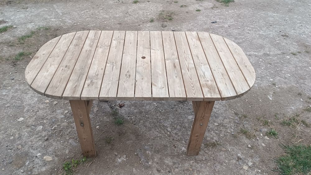 Градинска дървена маса.