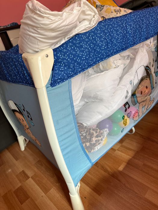 Манеж с бортиками