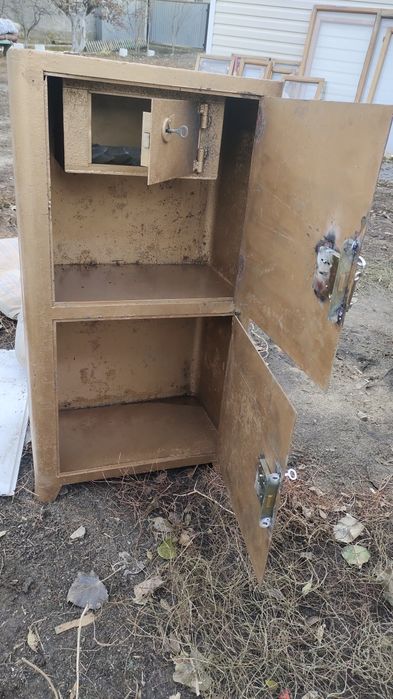Продам  сейф конторский