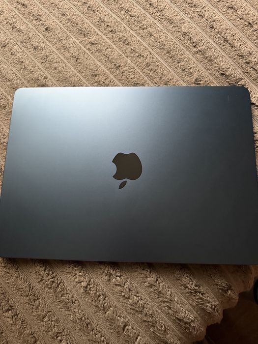 Mac book m3 8/256