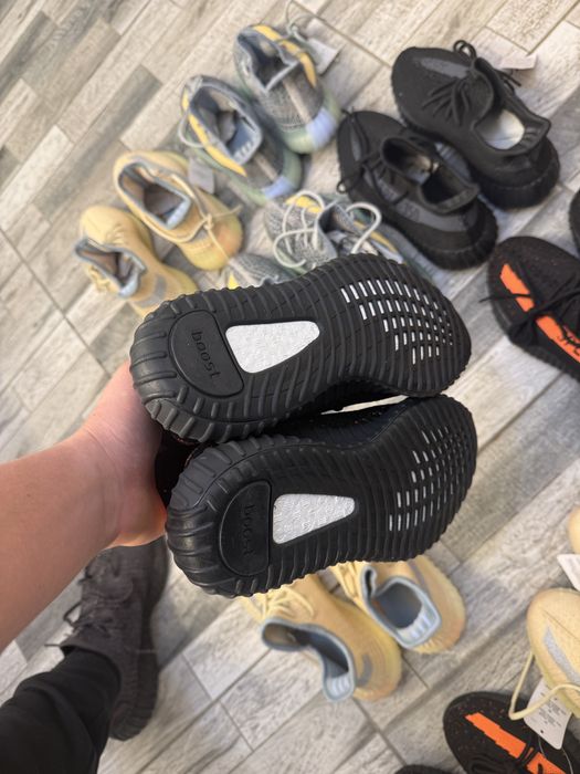 Vand adidasi yeezy boost en gros