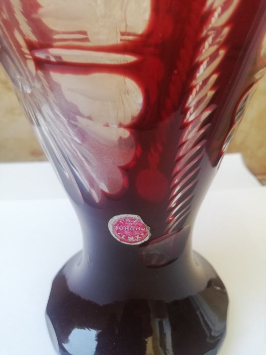 Vând vază cristal roșu