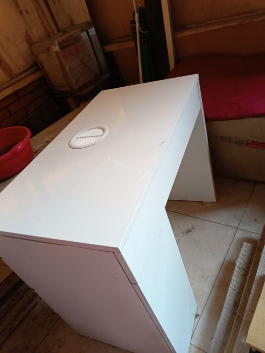 Продам маникюрный стол с пылесосом