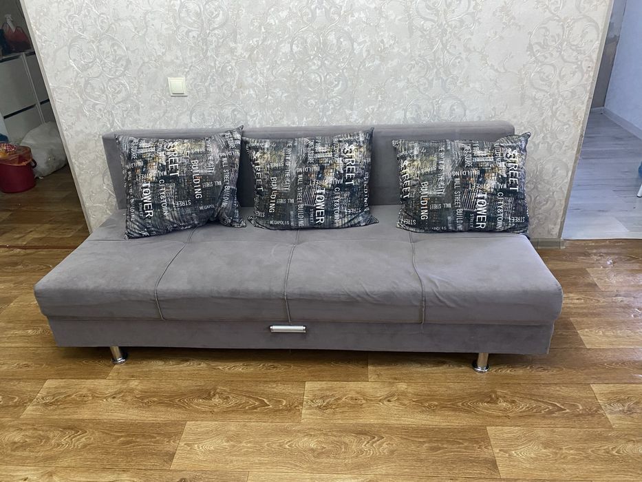 мягкий диван с подушками