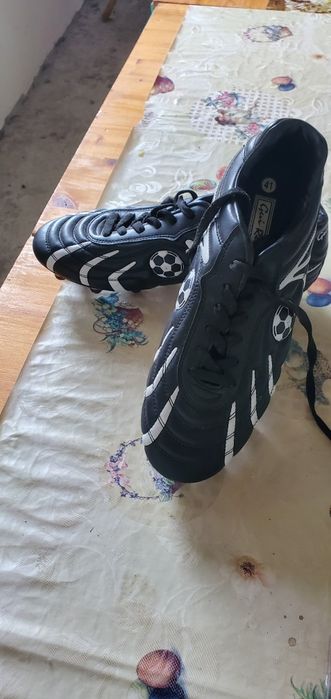 Adidași cu crampoane