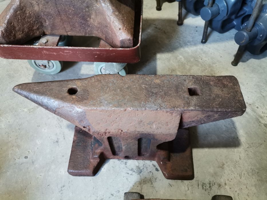 Малка средна голяма наковалня