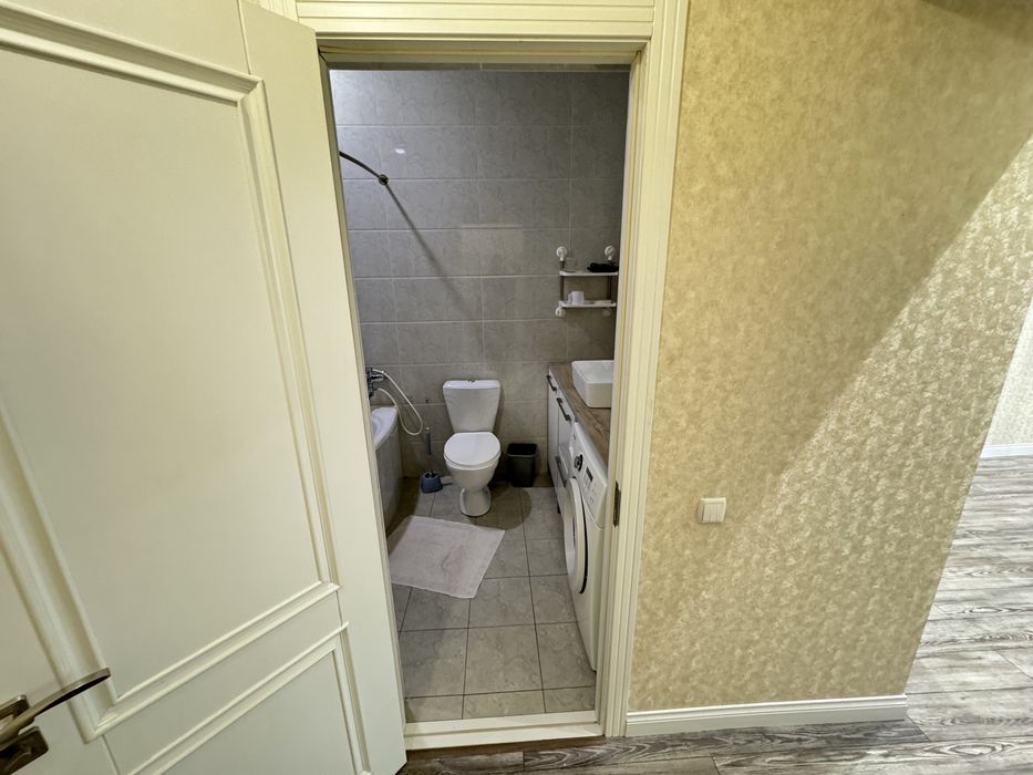 Своя квартира , высокопотолочка. Бывший пед институт