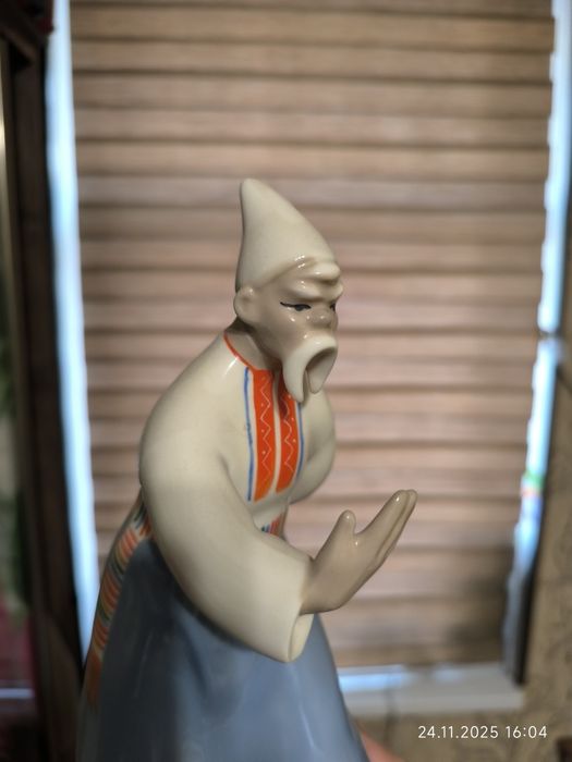 Фарфоровая статуэтка.