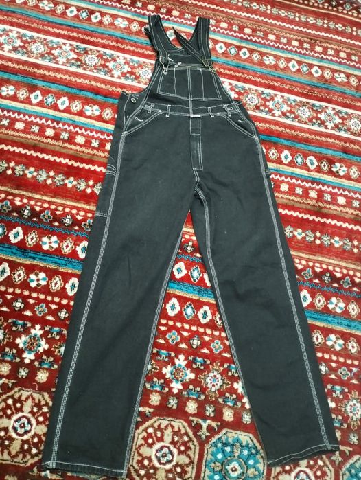 Продам джинсы и комбинезон.