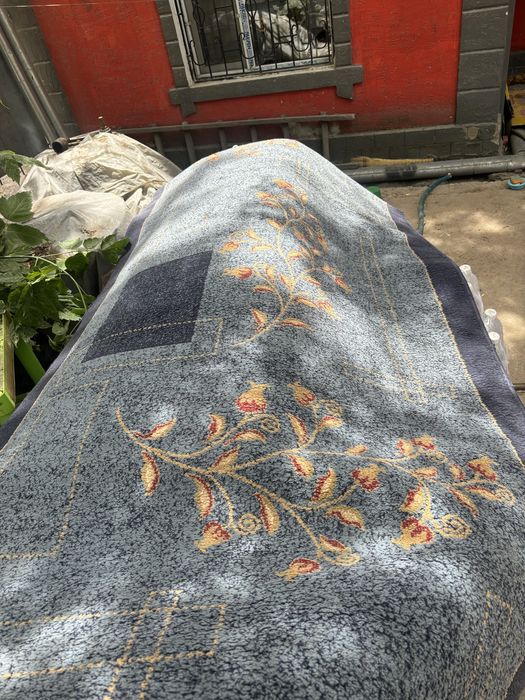 старые ковры, но в хорошем состояний