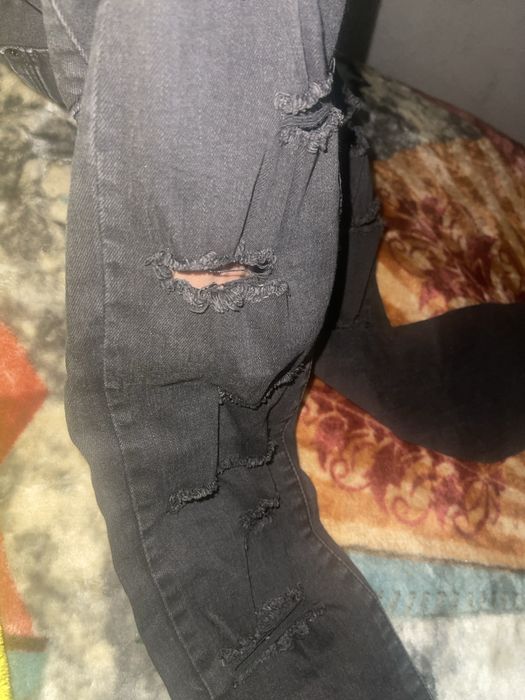 Blugi rupti elastici din Denim