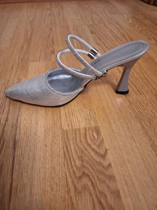 Шикарные босоножки в серебре