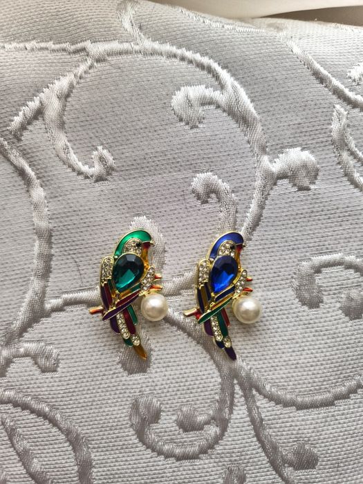 Флорални брошки, брошки с камъни