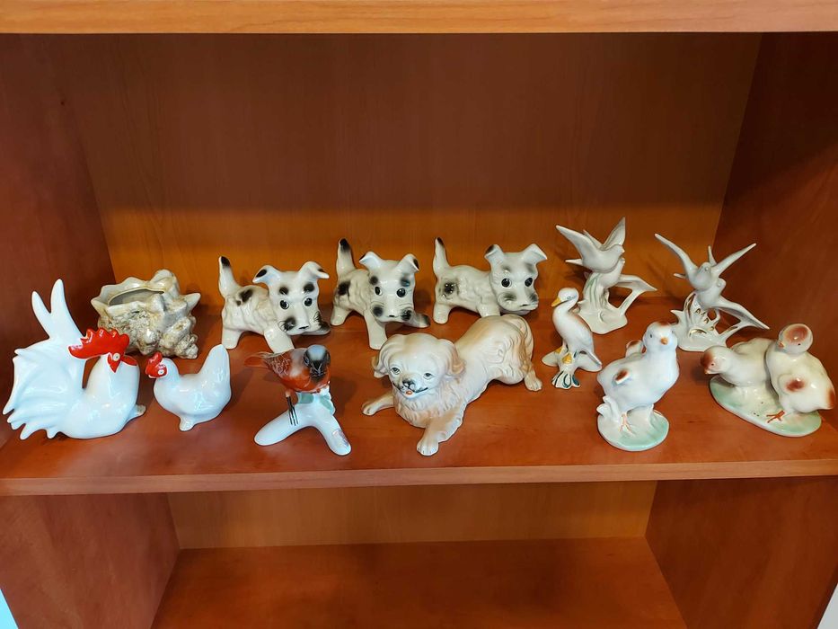 De vânzare diferite nipuri de porțelan.