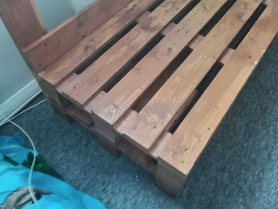 Titlu la anunt: Canapea de lemn din paleti