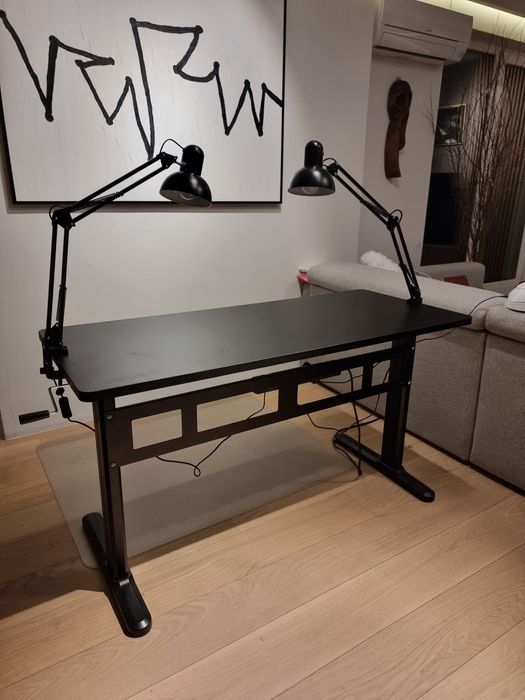 Birou cu înălțime reglabilă