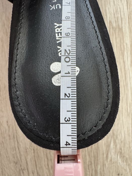 Черни Дамски обувки с интересен ток