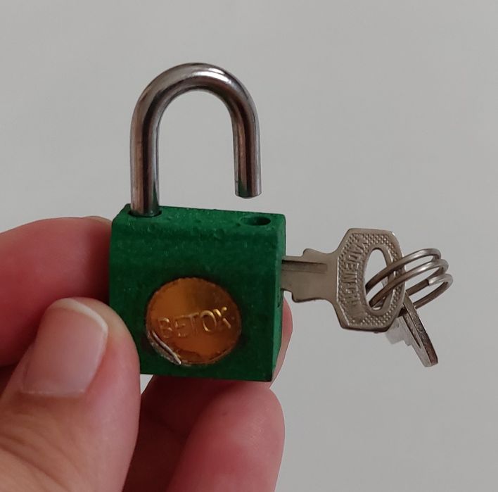 Навесной замок маленький