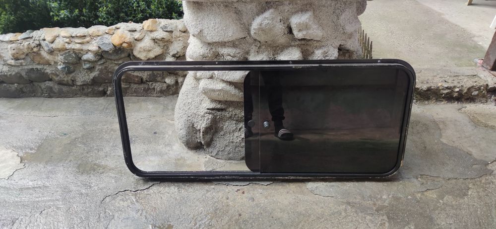 Geam despărțitor dube, dublă deschidere.