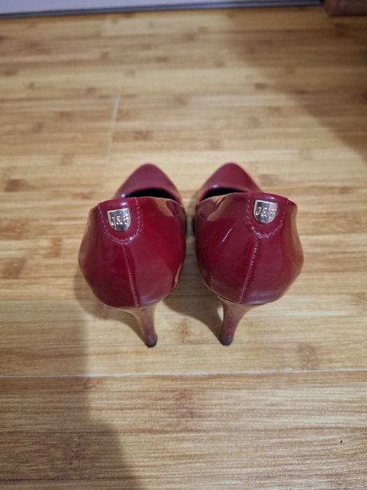 Pantofi rosii cu toc