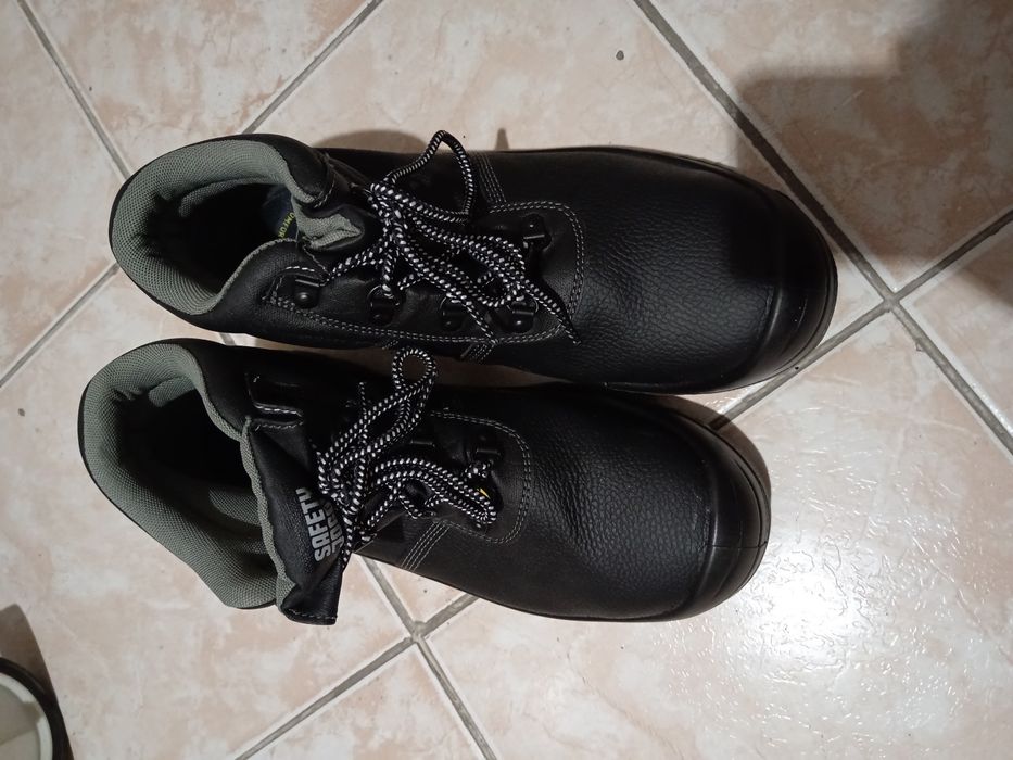 Мужская ботинка.