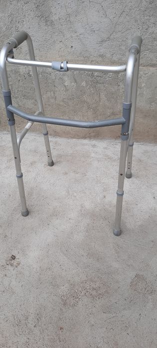 Vând cadru, scaun toaletă,  bastoane, aparat de masaj pt circulație
