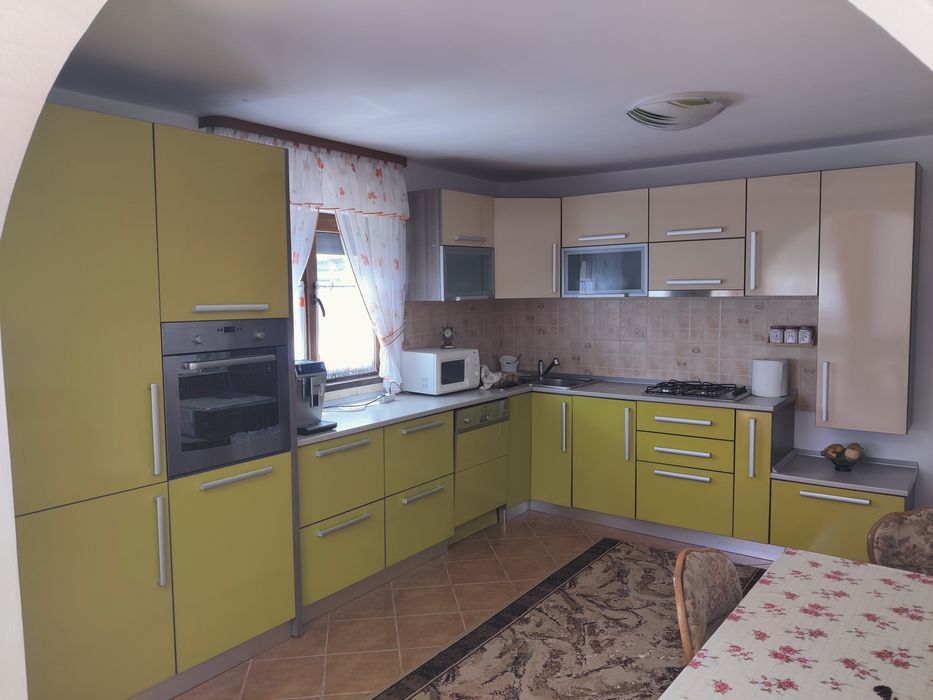Vând casă de locuit