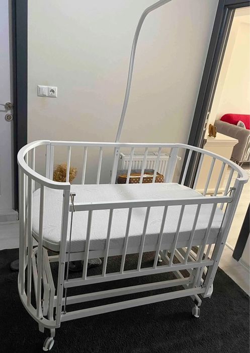 Кръгла дървена кошара на колелца с асансьор