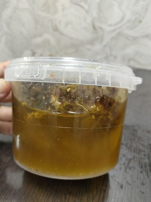 Мёд сотами и без
