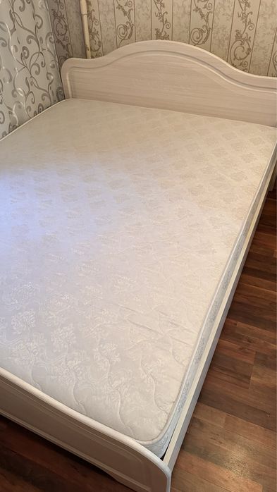 Двуспальная кровать