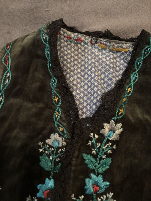 Vestă tradițională veche brodată manual – catifea, piesă autentică