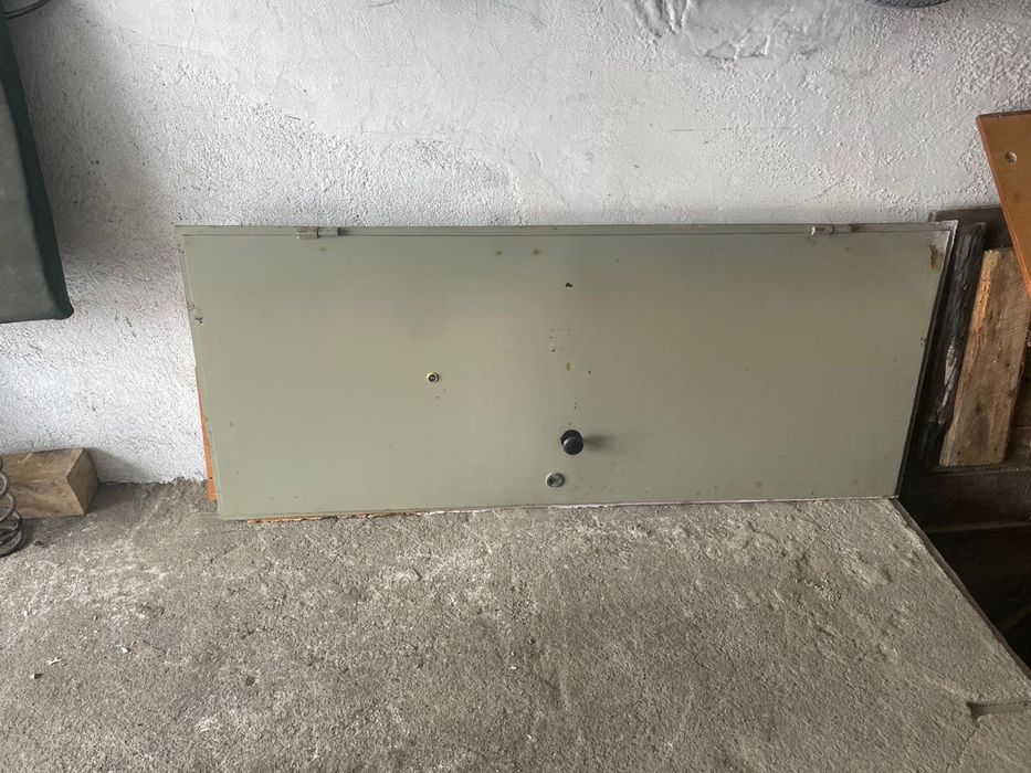 Дверь металлическая с замком