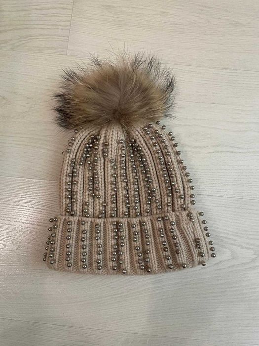 Много ефектна шапка с перли