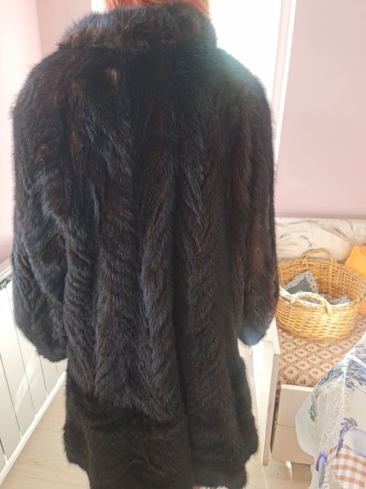 Палто от Норка с шал яка. Дължина до коляното и разкроено.