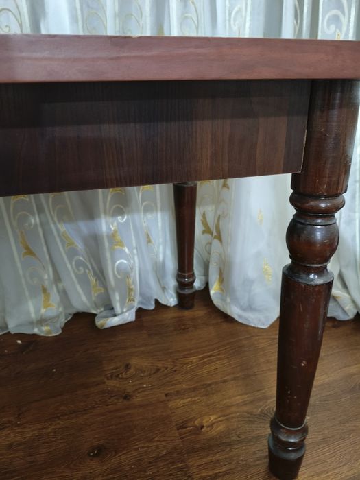 Стол обеденный в хорошем состоянии