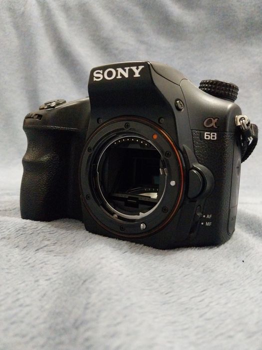 Sony A68 + obiectiv Sony 18–55 mm (obiectiv cu problemă la focalizare)