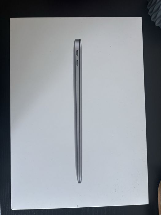 Macbook Air 13 inch achizitionat in 2025