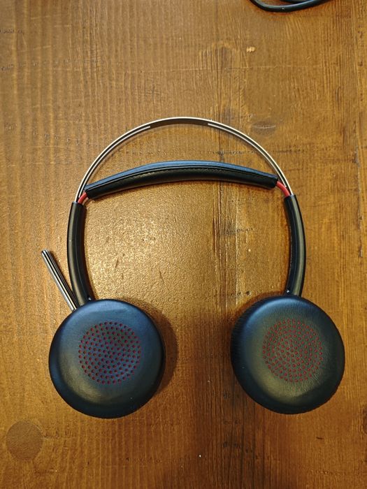 Căști wireless Plantronics Voyager Focus cu stand