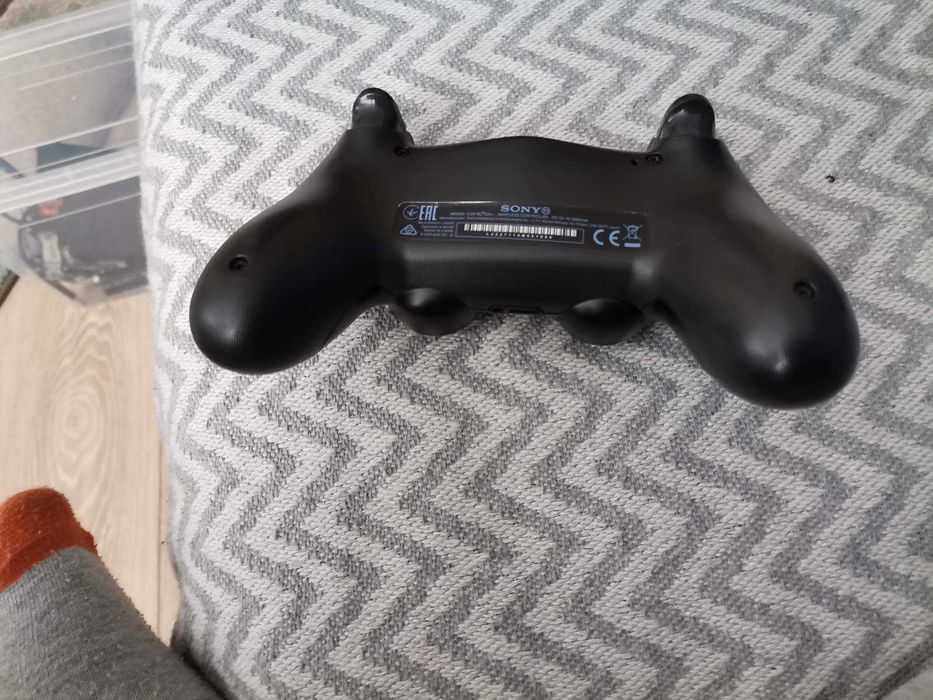 Ps4 500gb в отлично състояние с всички кабели и един джойстик.