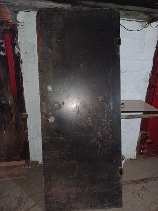 Продам железную дверь