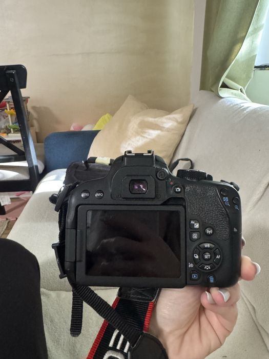 Aparat foto DSLR Cannon 800D