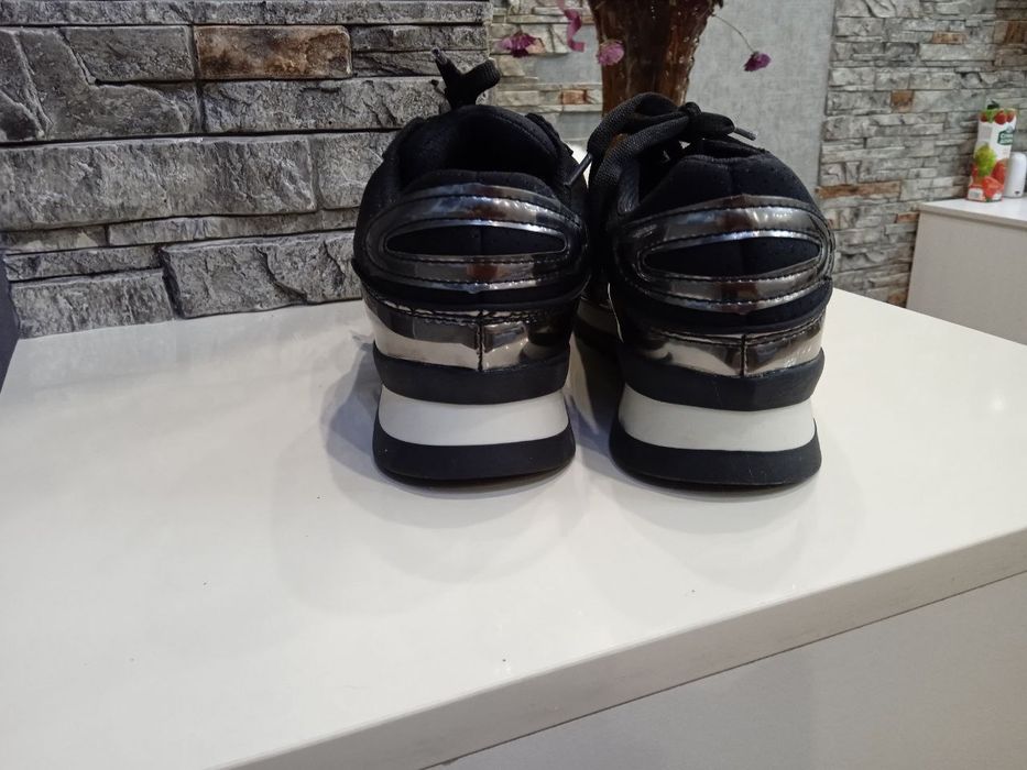 Кроссовки женские